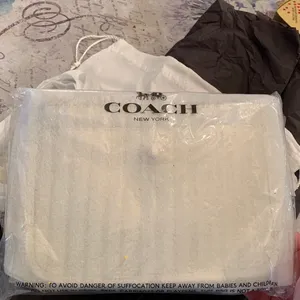 Authentic COACH 1941 Pebbled metallic gold leather 2 zip/Snap/Turnlock Crossbody thumbnail 10
