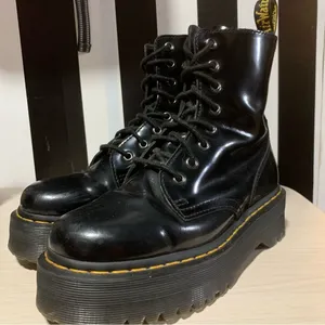 UK Dr Martens "Jadon” Platform LaceUp Leather Combat Style Boots Size 6 Woman's thumbnail 2