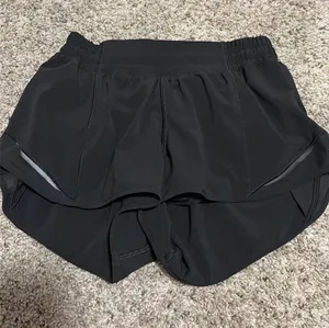 Low-Rise Lululemon 2.5" Shorts Hotty Hot thumbnail 1