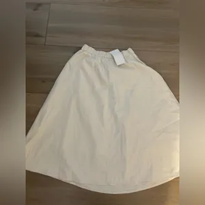 NEW Cream A-Line Midi Pleated Elastic Lined Skirt 28” waist M thumbnail 2