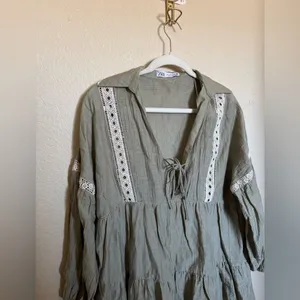 ZARA Boho Tiered Flowy‎ Mini Dress Sz Small Loose Fit Lace Green Tie thumbnail 4