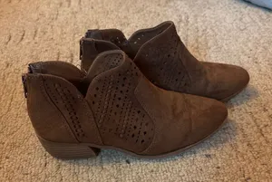 Brown suede boots Size 5 thumbnail 1