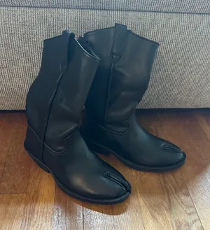 Amazon *Two right foot* Split Toe boots thumbnail 1