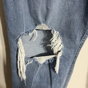 Abercrombie Fitch The Mom High Rise Jeans‎ Curve Love 28 6S Distressed thumbnail 2
