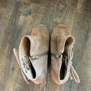 Lucky Brand Jaevin Tan Suede Peep Toe Wedge Booties Lace Up Side Zip Mens 9M‎ 39 thumbnail 8