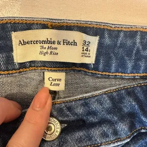 Abercrombie & Fitch Size 32/14 The Mom Hi Rise Curve Love‎ Distressed Denim Jeans thumbnail 2