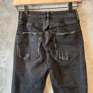 AGOLDE Sophie High Rise Skinny Crop Black Distressed Skinny Size 27‎ thumbnail 4