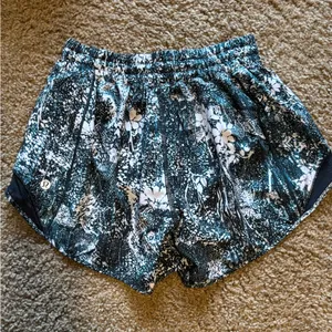 Lululemon Hotty Hot Shorts Size 4 Tall thumbnail 4