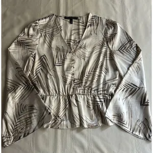 White House | Black Market Satin Feel Peplum Blouse Palm Print Bell Sleeve Boho Coastal Ivory Size M thumbnail 6