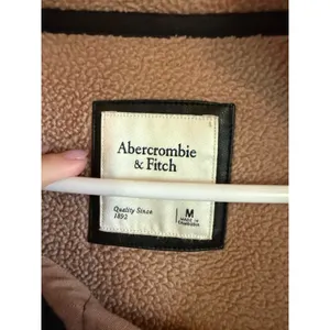 Abercrombie & Fitch Sherpa Fleece Pullover Quilted Faux Leather Snap‎ Neck Tan M thumbnail 2