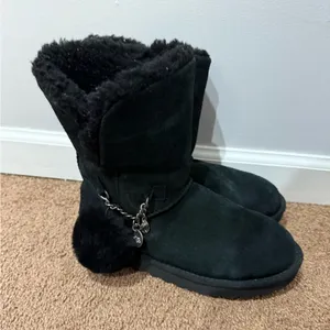 UGG Women’s Classic Short Charm‎ Boots Size 8 Excellent! Black thumbnail 1