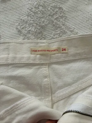 Levi’s High-Waisted Mom Shorts thumbnail 3