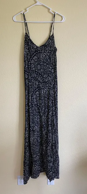 Abercrombie&Fitch maxi skirt size M pre loved color in blue shoulder adjustable model 120 lbs and 5’5 thumbnail 1