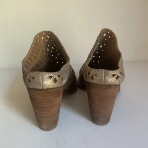 Steve Madden Women’s Gold Cutout Leather Mules Block Heel Size 6.5 thumbnail 4