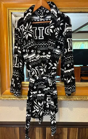 PINK Victoria’s Secret Black & White Snowflake Fleece Robe - Size XS/S thumbnail 1