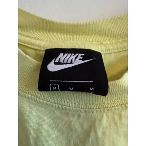 Nike Womens Cropped T-Shirt Lime Yellow Graphic‎ Swoosh Boxy Tee Size M 3370 thumbnail 4