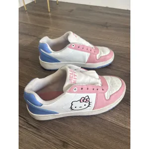 Hello Kitty Sanrio Pink White Blue Low Top Sneakers WMHK25BB019 Womens Size 8 thumbnail 5