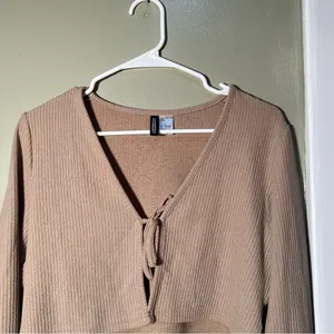 Divided H&M Women's Size Large Cropped Knit Top Cardigan Beige Ribbed Tie Front‎ thumbnail 3