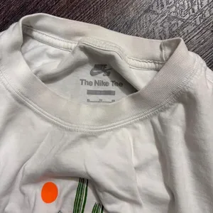 Nike‎ white cactus tee, crop top small flaw Size L thumbnail 2