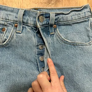 LEVI'S | Women's 501 Raw Hem Light‎ Wash Hidden Button Blue Denim Jeans, W24 L28 thumbnail 3