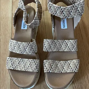 Steve Madden Platform Sandals Womens 6 Tan Bandi Snake Print Casual thumbnail 3