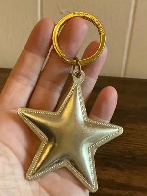 A rare HTF MARC JACOBS Gold Tone Metallic Padded Star Key Chain / Purse Charm thumbnail 1