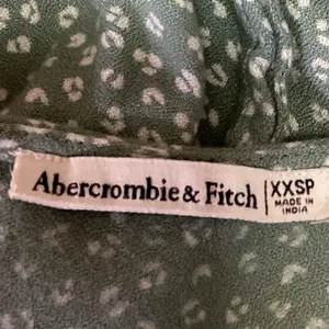 Abercrombie & Fitch Green Floral Ruffle Asymmetric V-neck Midi Wrap Dress Sz 2XS thumbnail 4