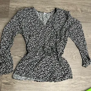 Women’s Old Navy Black & White Medium Long Sleeve Floral Flower Top thumbnail 1