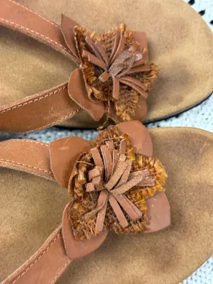 Vionic sandals in beige thumbnail 3