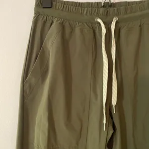 Vuori Oregano Green Miles Drawstring Jogger Pants Sportswear Gorpcore Women's XS thumbnail 2