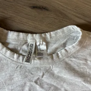 H&M Divided Basic Grey Cropped Long sleeve  thumbnail 2