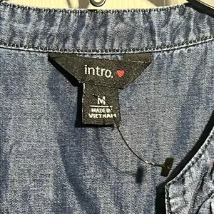 Intro. Women’s denim/Chambrey blouse with a V-neck & front pocket. Size Medium thumbnail 4