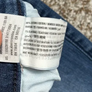 🦋 Abercrombie and Fitch Dark Wash Denim Skinny Jeans 2R 26 thumbnail 3