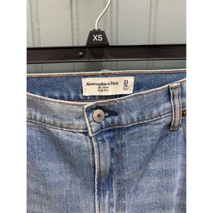 Abercrombie & Fitch The Mom High Rise Distressed Jeans Blue 33 16L Medium Wash thumbnail 4