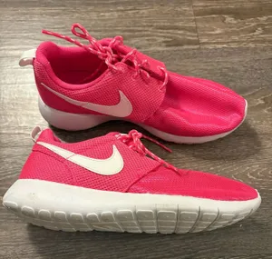 NWOT Nike Roshe One (GS) Hyper Pink/White sneakers. Size 8.5 (youth 7) thumbnail 1