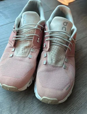 ON Cloud 5 Women’s Running sneakers rose SHELL SIZE 8.5 thumbnail 1