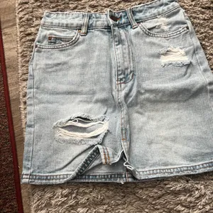 Billabong Distressed Light Blue‎ Denim Skirt thumbnail 3