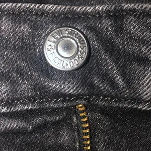 BLACK DISTRESSED LEVI JEANS thumbnail 4