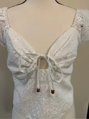 URBAN Romantics White Eyelet Tie-Front crop top size medium thumbnail 4