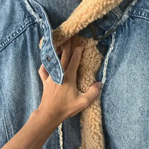 Free People Rylee Denim Jacket Faux Shearling Lined – Med Wash – Size Large NWT thumbnail 3