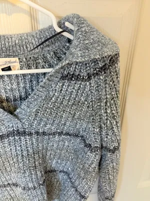 Universal Threads Sweater thumbnail 2