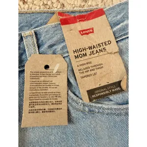 NWT Levi's High Waisted Mom Jeans Distressed Light Wash W29 L29 Grunge Y2K thumbnail 9