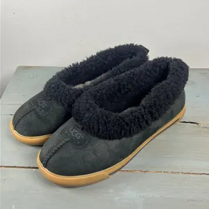 UGG Australia 1871 Black Suede Shearling Lined Slippers Womens 8 Gum Sole Shoes thumbnail 10