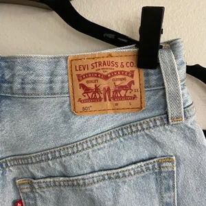 Levi's 501 Light Wash High Rise Denim Shorts Raw Hem Size 25 thumbnail 7