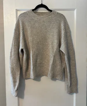 H&M Sweater thumbnail 1