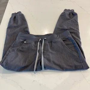 Figs Zamora Jogger Scrub‎ Pants in Graphite size Medium Petite thumbnail 3