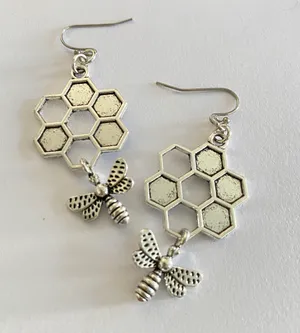 Handmade 🐝 antique silver tone bee dangle earrings NEW gift💚 thumbnail 2