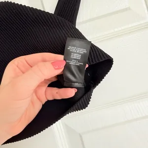 Aritzia Babaton‎ Knit Sculpt Black Ribbed Women's Crop Top Large thumbnail 3