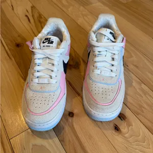 Nike Air Force 1 Shadow "Hoops Pack" sneakers in the Medium Soft Pink colorway. thumbnail 4