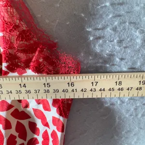 1566 | Victoria's Secret Satin Lip Print Lace Trim Camisole Top Coquette Red XS‎ thumbnail 3